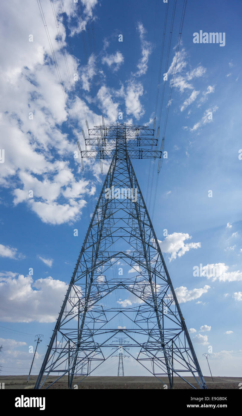 Elektrische Turm zentriert über blauen Himmel und Wolken, vertikalen Komposition Stockfoto