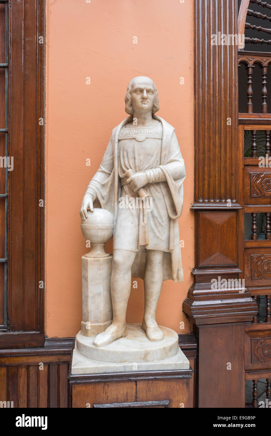 Marmorstatue des explorer Christopher Columbus am historischen Haus im Kolonialstil, Casa Solariega de Aliaga, Lima, Peru, die Heimat von Francisco Pizarro Stockfoto