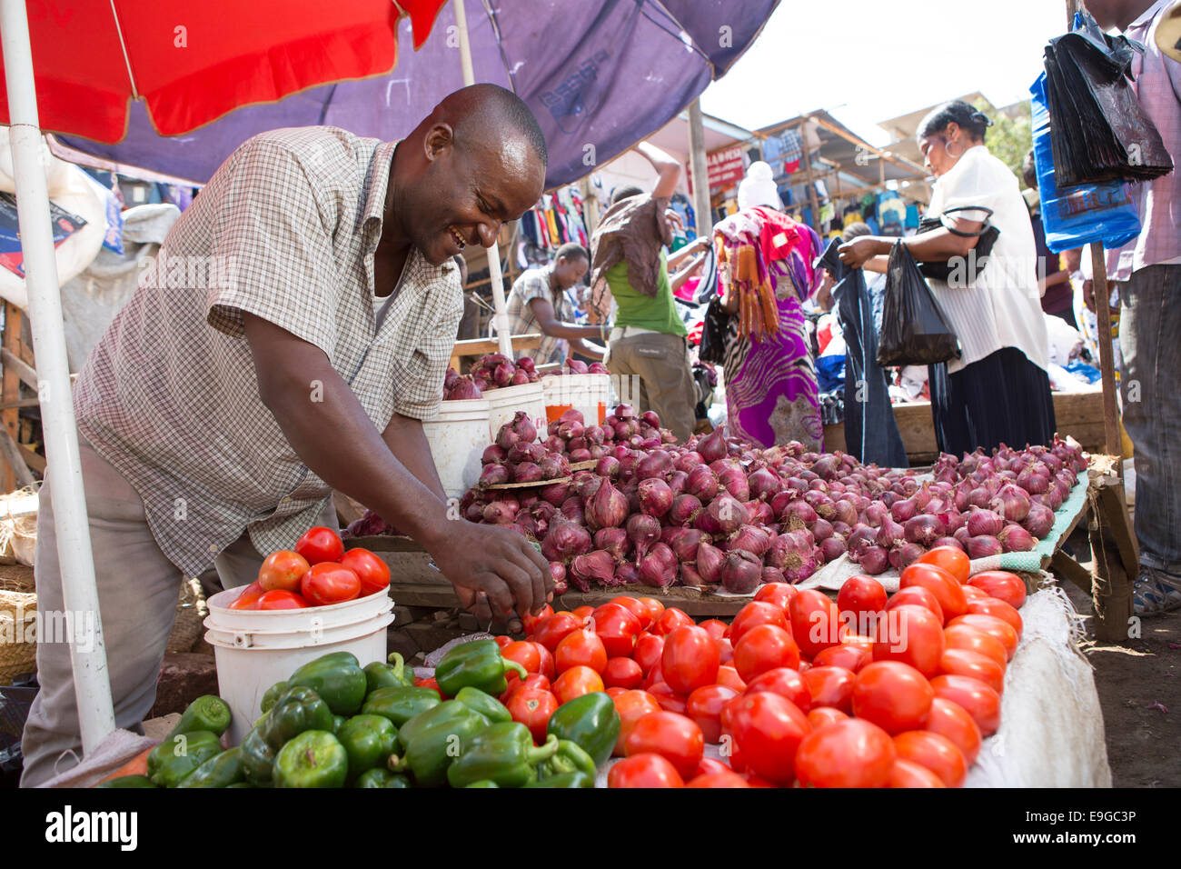 Gemüsemarkt Anbieter in Moshi, Tansania, Ostafrika. Stockfoto