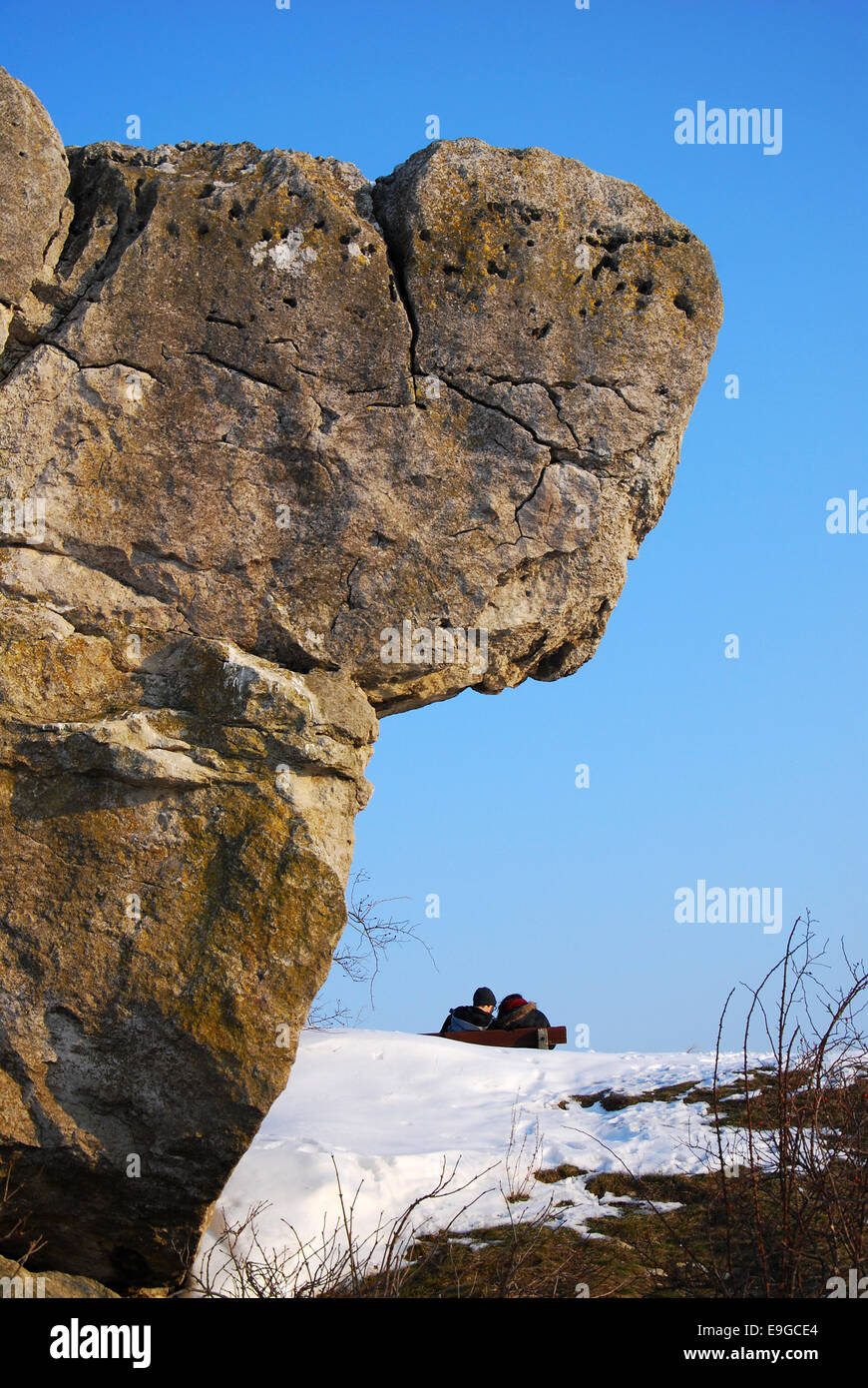 Junge Liebe auf Bank im winter Stockfoto