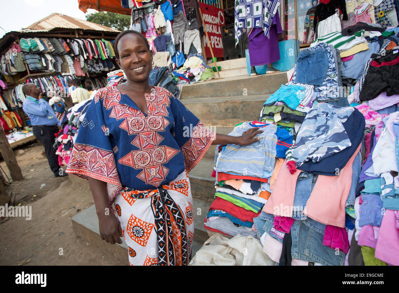 Kleidung-Verkäufer auf dem Markt in Moshi, Tansania, Ostafrika. Stockfoto