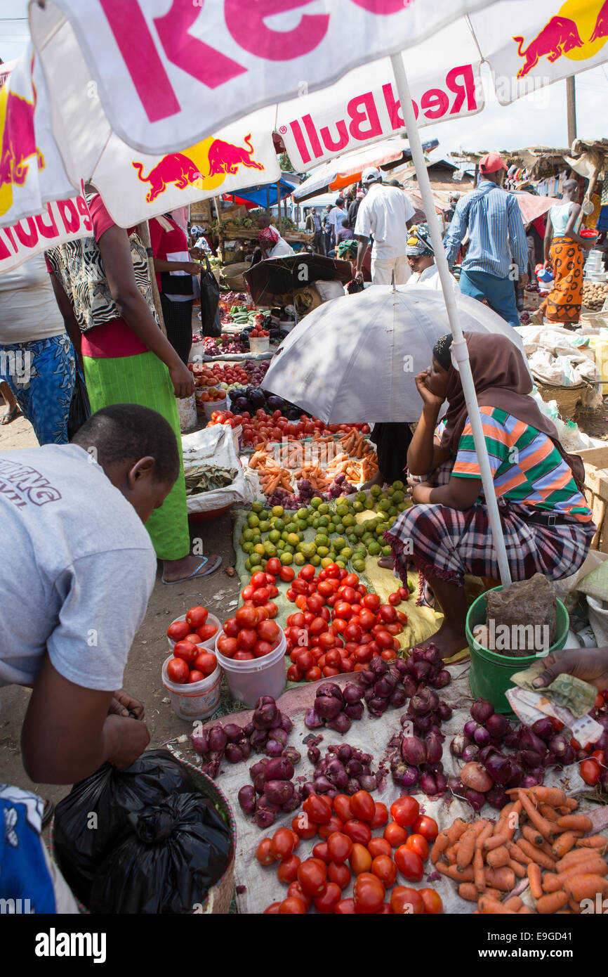 Gemüsemarkt Anbieter in Moshi, Tansania, Ostafrika. Stockfoto