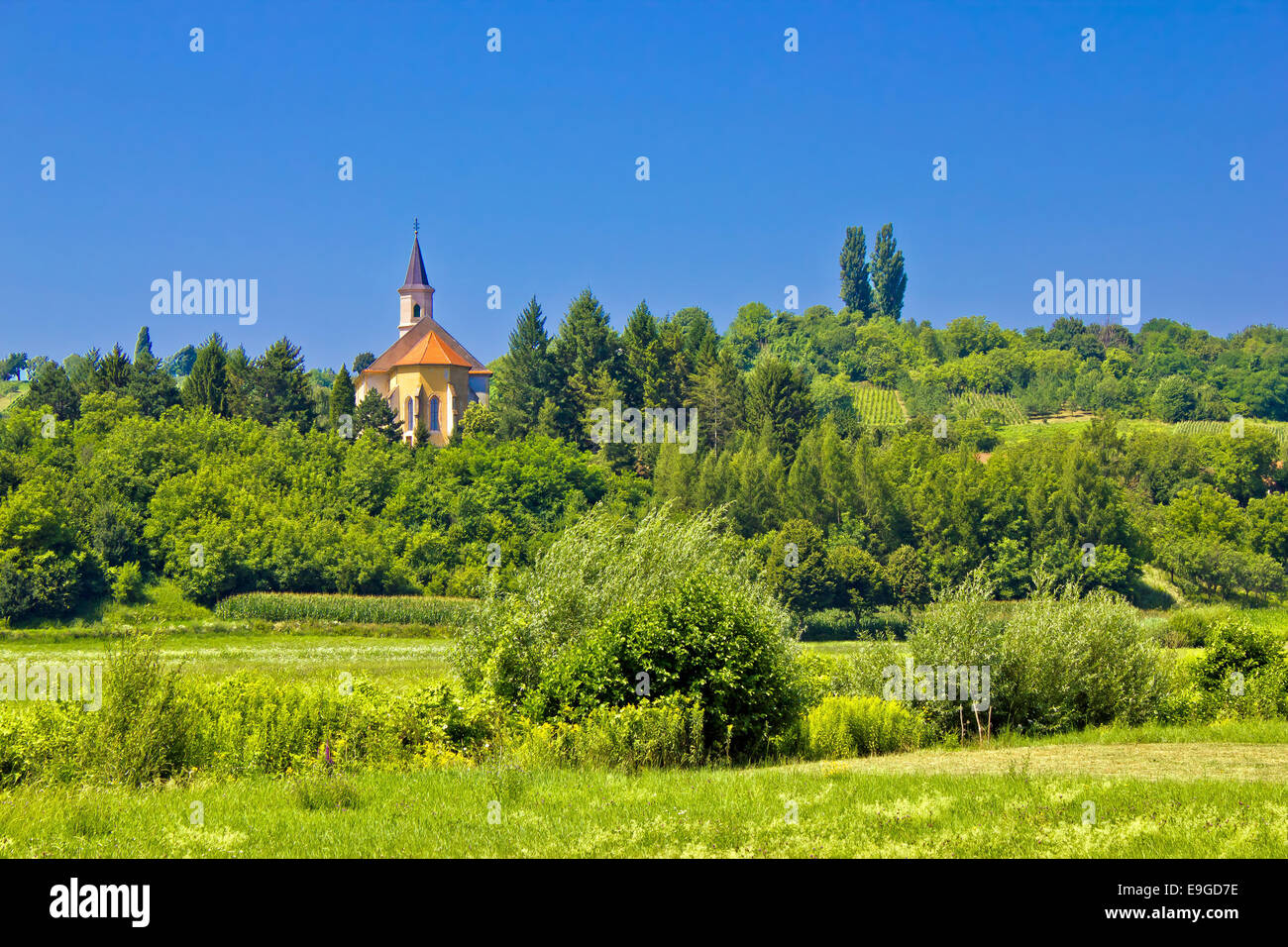 Katholische Kirche auf idyllischen grünen Hügel Stockfoto