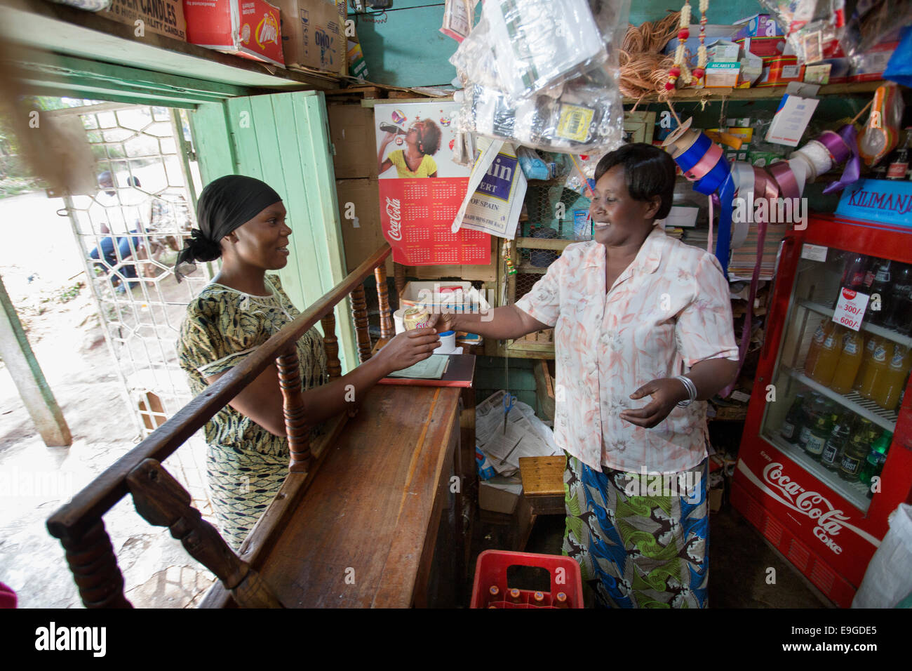 Kleine Convenience-Shop in Masama Dorf am Fuße des Mt. Kilimanjaro, Tansania. Stockfoto