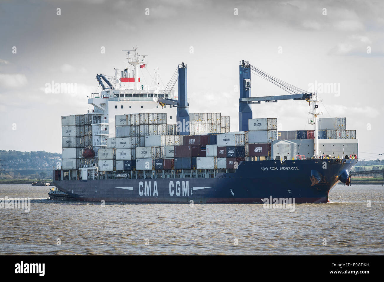 Themse, Tilbury, Essex, England.  27. Oktober 2014.  Das voll beladene Containerschiff CMA CGM Aristote dampft auf der Themse flussaufwärts.  Foto: Gordon Scammell/Alamy Live-Nachrichten Stockfoto