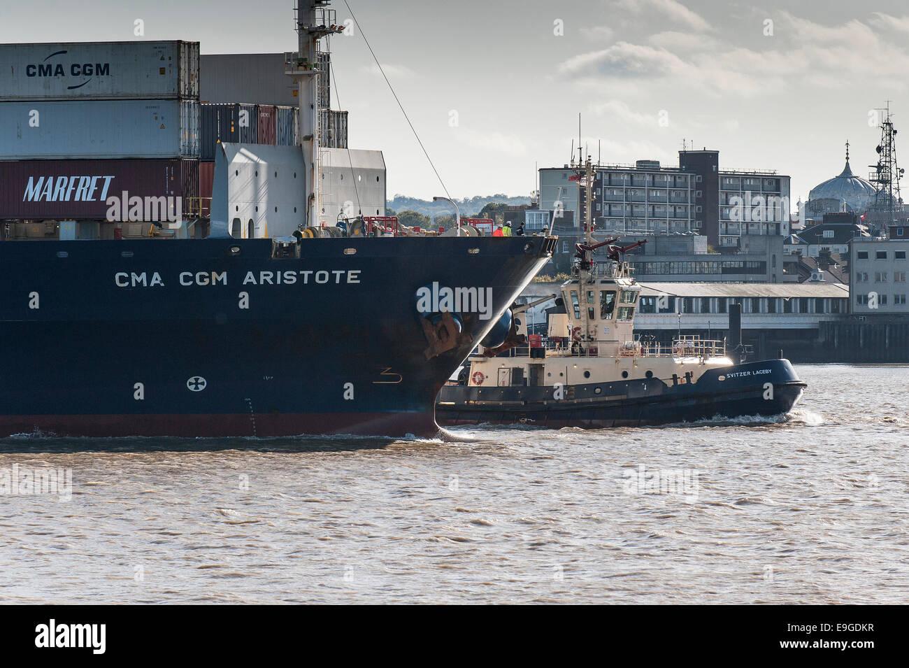 Themse, Tilbury, Essex, England.  27. Oktober 2014.  Der Schlepper SVitzer Laceby eskortieren das Containerschiff CMA CGM Aristote als es dampft flussaufwärts an der Themse.  Foto: Gordon Scammell/Alamy Live-Nachrichten Stockfoto