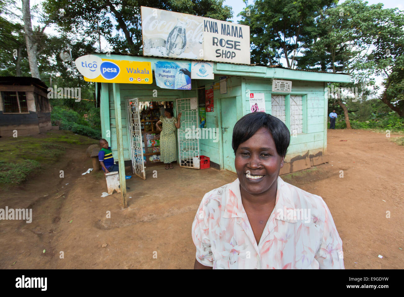 Kleine Convenience-Shop in Masama Dorf am Fuße des Mt. Kilimanjaro, Tansania. Stockfoto