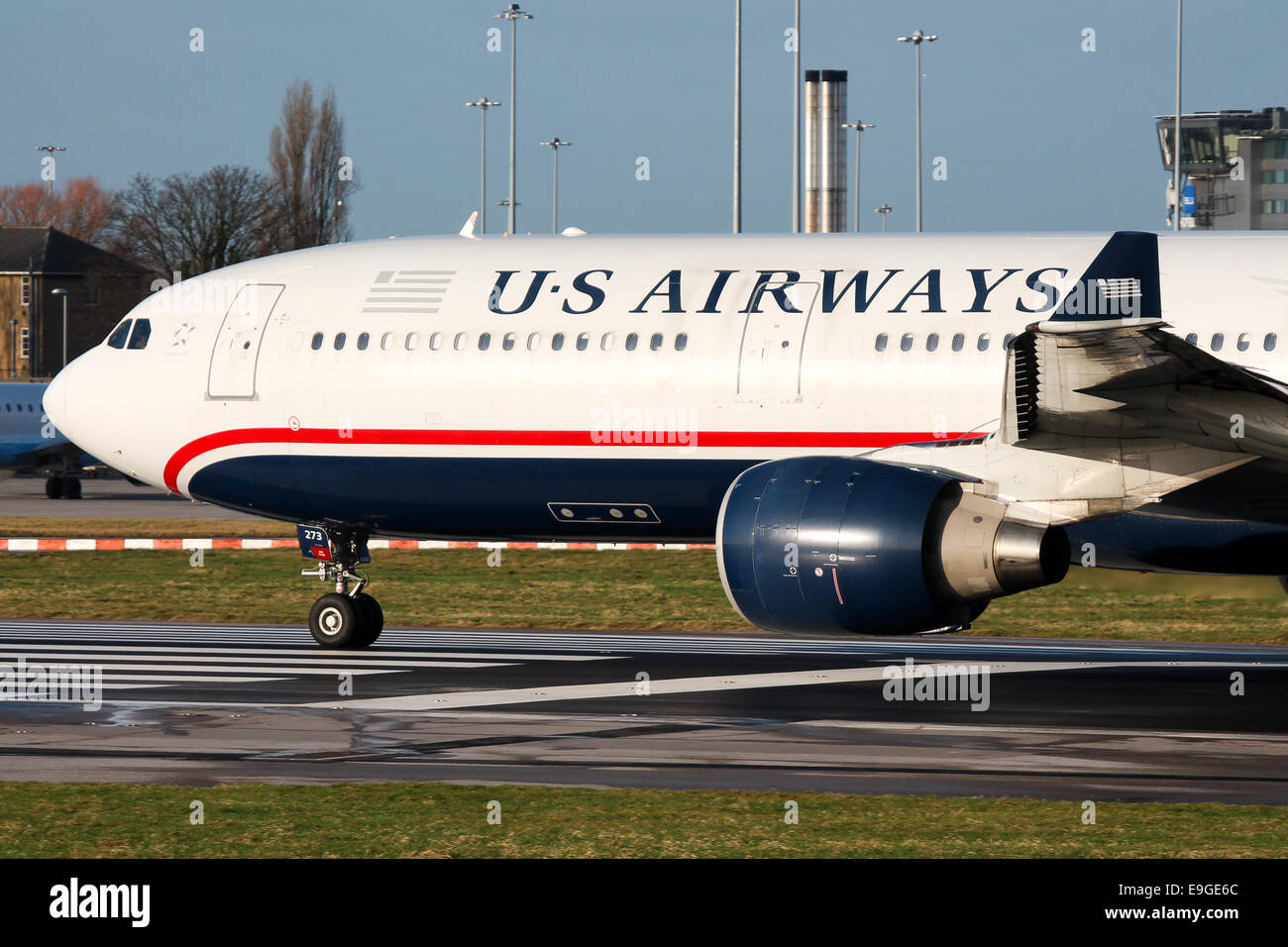 US Airways Airbus A330-300 beschleunigt nach unten Landebahn 23R in Manchester. Stockfoto