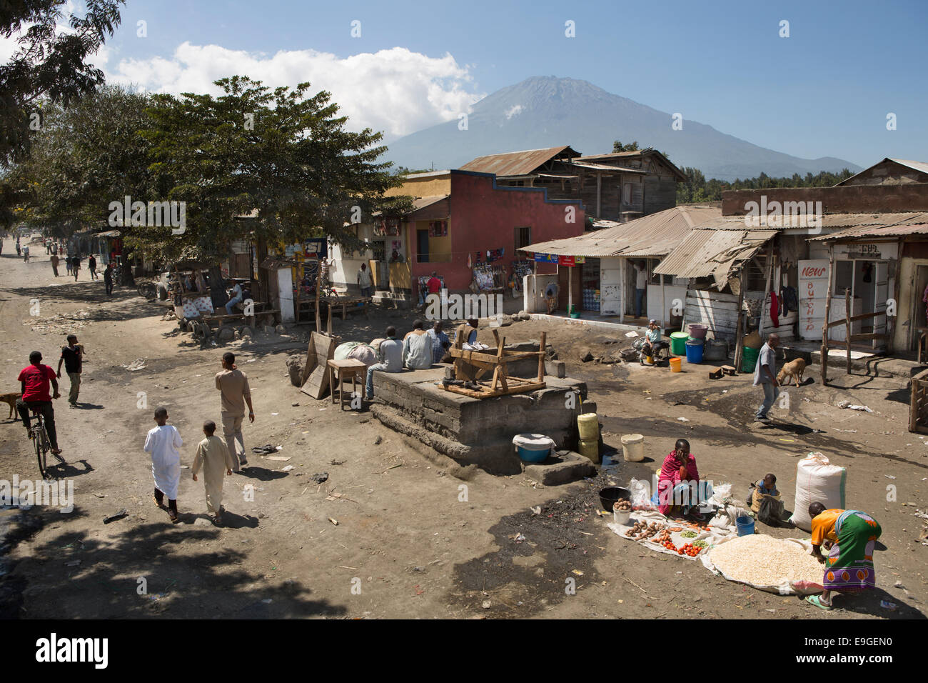 Straße in Arusha, Tansania, mit Mt. Meru im Hintergrund - Ost-Afrika. Stockfoto