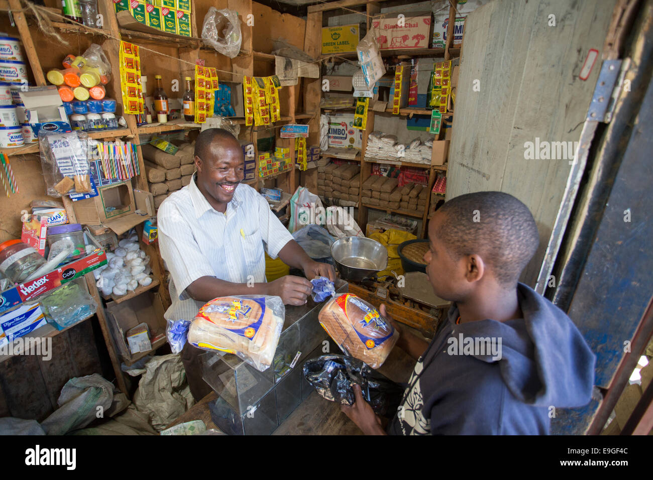Kleiner Supermarkt in Arusha, Tansania, Ostafrika. Stockfoto