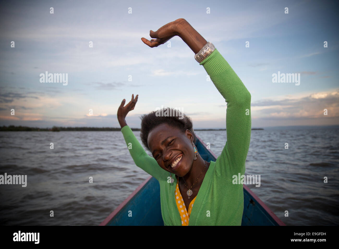Eine moderne junge afrikanische Frau, die Spaß am Lake Victoria, in der Nähe von Kisumu, Kenia Stockfoto