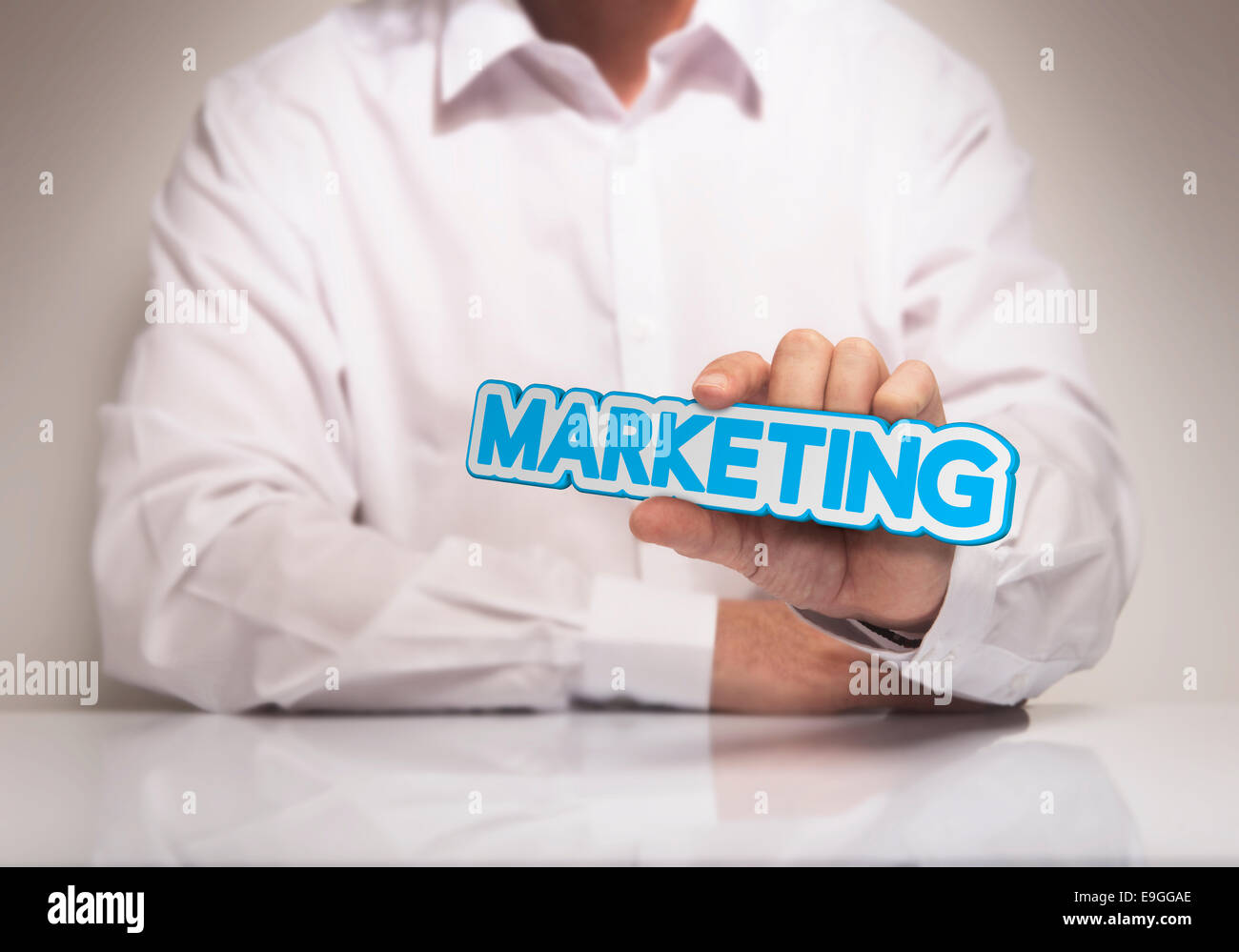 Mann Hand das Wort Marketing-, Blau- und Beigetönen Konzept Bild für Abbildung: Marketing Lösungen Stockfoto