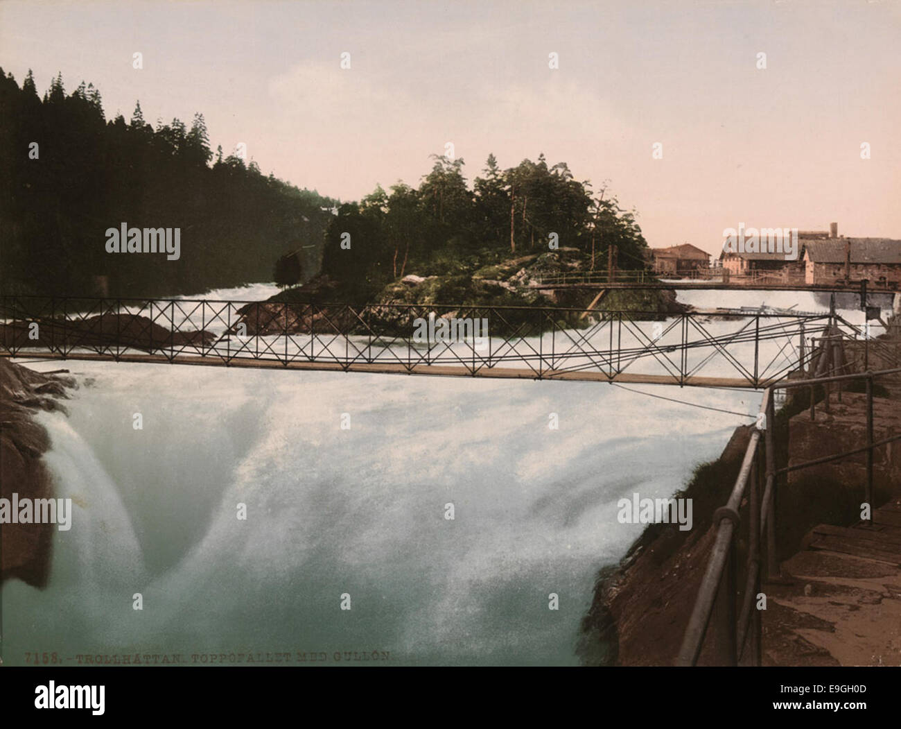 Dieses Foto aus dem frühen 20. Jahrhundert zeigt den Toppofallet-Wasserfall in Trollhättan, Schweden. Die Landschaft fängt die dramatischen Merkmale der Wasserfälle mit dem nahegelegenen Fluss und der umliegenden Natur ein. Stockfoto