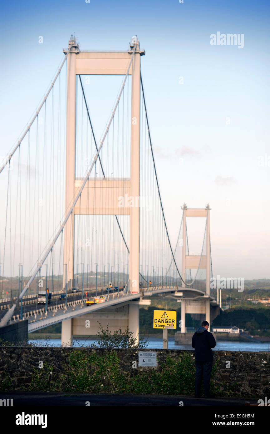 Ein Mann anzeigen die erste Severn-Brücke (eröffnet 1966) von der nördlichen Seite der Bank bei Aust UK Englisch (Ost) Stockfoto