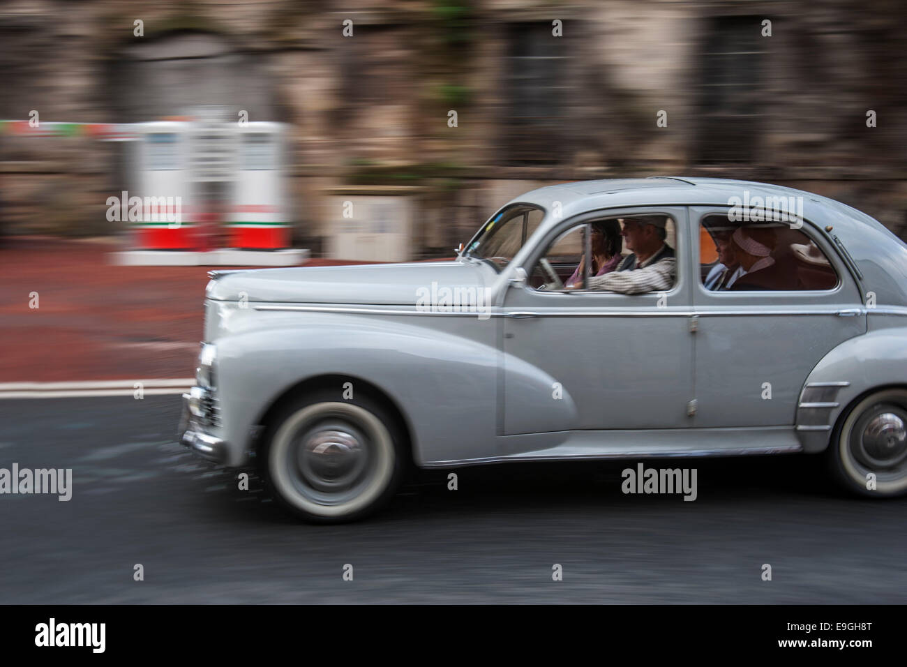 Oldtimer Peugeot 203 während der Embouteillage De La Route Nationale 7, Los für Oldtimer in Lapalisse, Frankreich Stockfoto