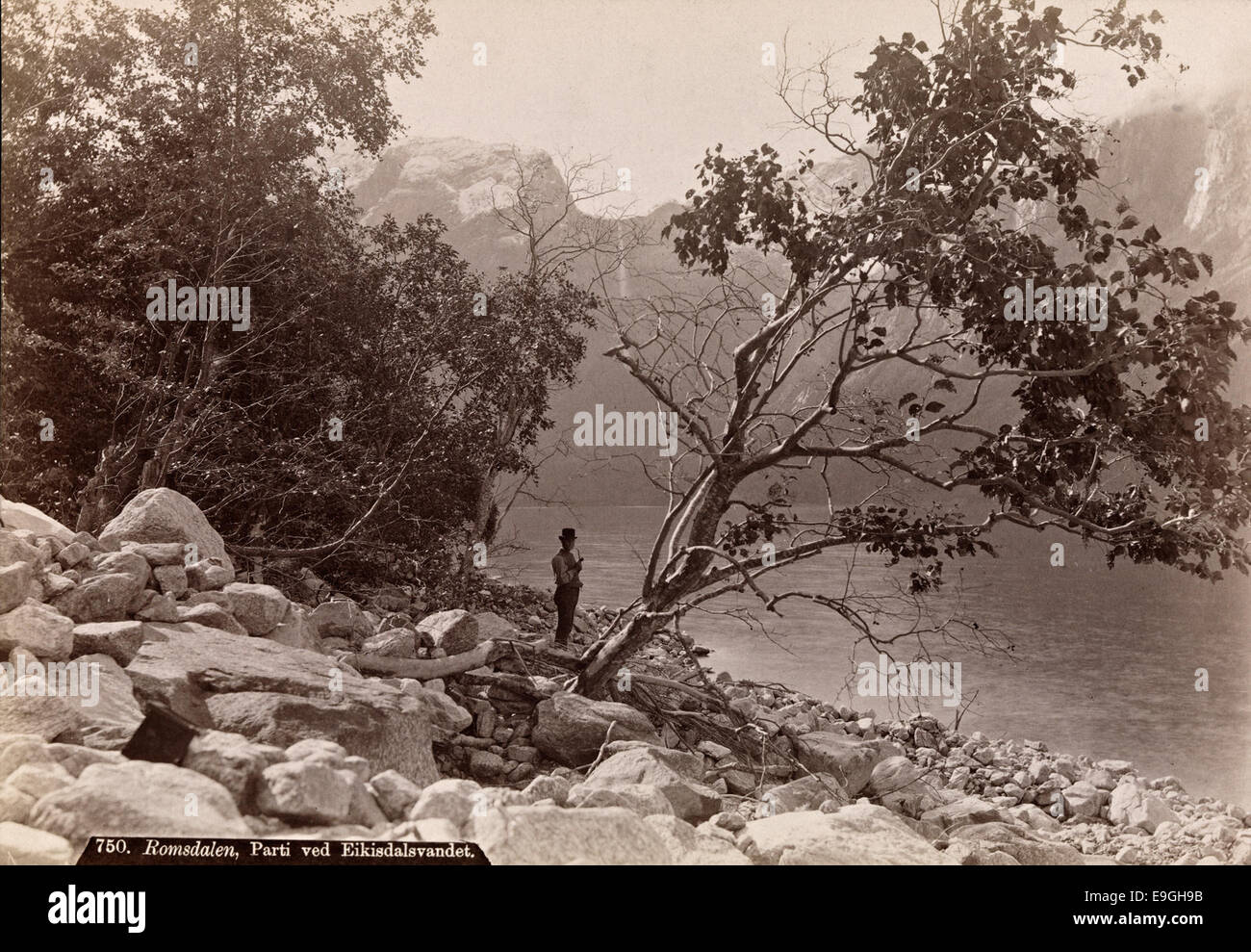 Eine Landschaftsaufnahme von Axel Lindahl bei Eikisdalsvandet in Romsdalen, Norwegen. Dieses Bild, Teil der Sammlung der Nationalbibliothek Norwegens, fängt die natürliche Schönheit der Region mit sanften Hügeln und Seen ein. Stockfoto