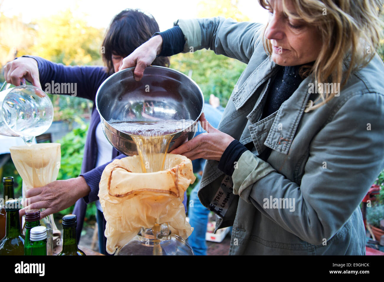 Hackney. Herstellung von Apfelsaft aus Äpfeln Glücksfall. Stockfoto