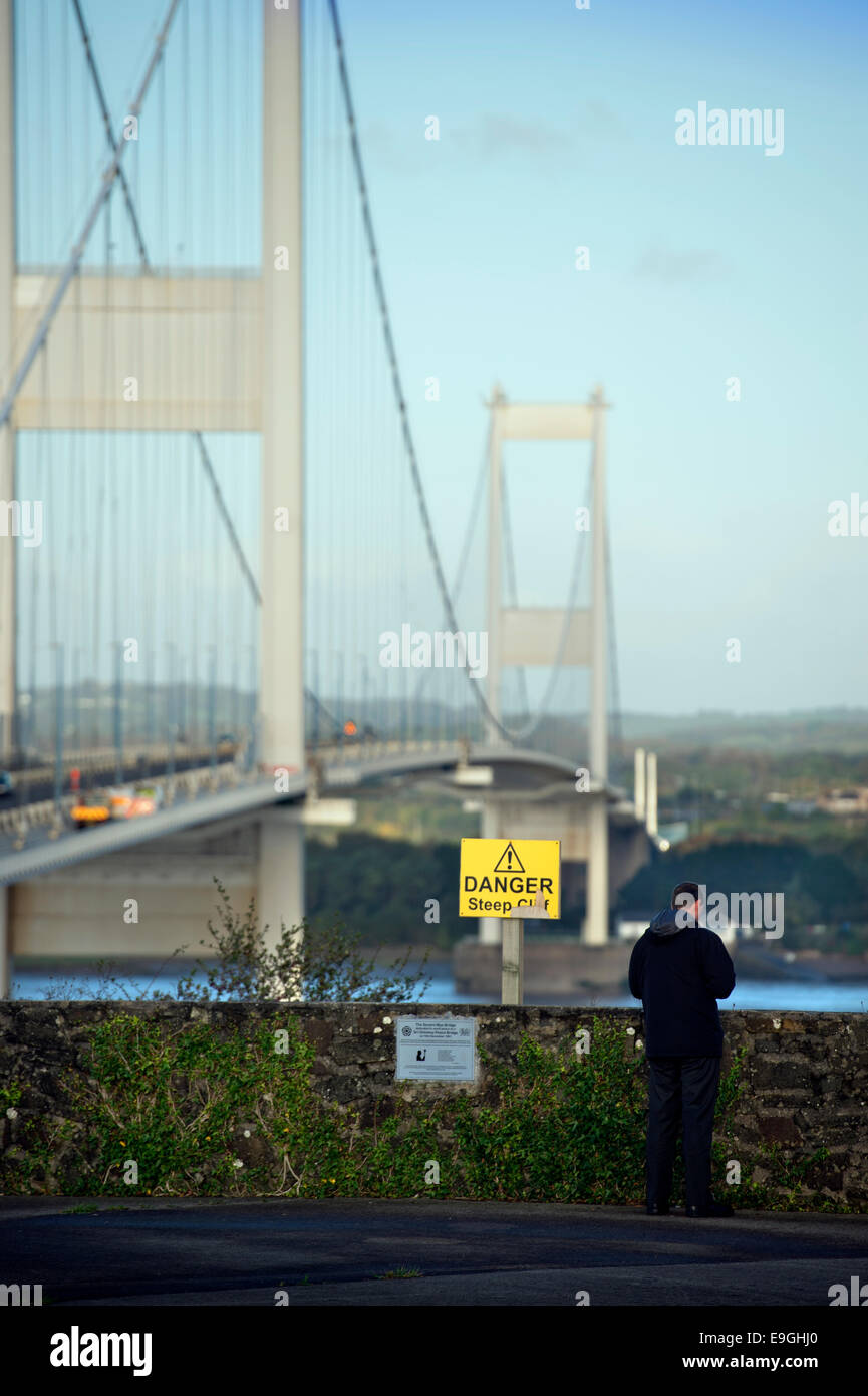 Ein Mann anzeigen die erste Severn-Brücke (eröffnet 1966) von der nördlichen Seite der Bank bei Aust UK Englisch (Ost) Stockfoto