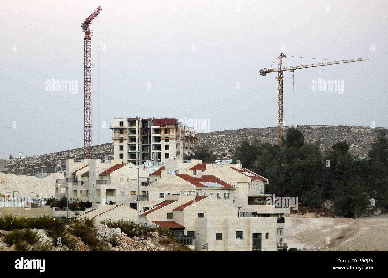 Jerusalem, Palästina. 27. Oktober 2014. Eine allgemeine Ansicht zeigt eine jüdische Siedlung in der Nähe von Jerusalem bekannt als Har Homa Israelis und Palästinenser als Jabal Abu Ghneim 27. Oktober 2014. Der israelische Ministerpräsident Benjamin Netanyahu wird beschleunigen Planung für etwa 1.000 Siedler-Häuser in Ost-Jerusalem, ca. 400 Einheiten in Har Homa und 600 Einheiten in Ramat Shlomo, ein Regierungsbeamter sagte am Montag im Rahmen eines Angebots einen unruhigen Koalition Verbündeten ohne weitere erschwerende einen Streit mit Washington Kredit zu besänftigen: Muammar Awad/APA Bilder/ZUMA Draht/Alamy Live News Stockfoto