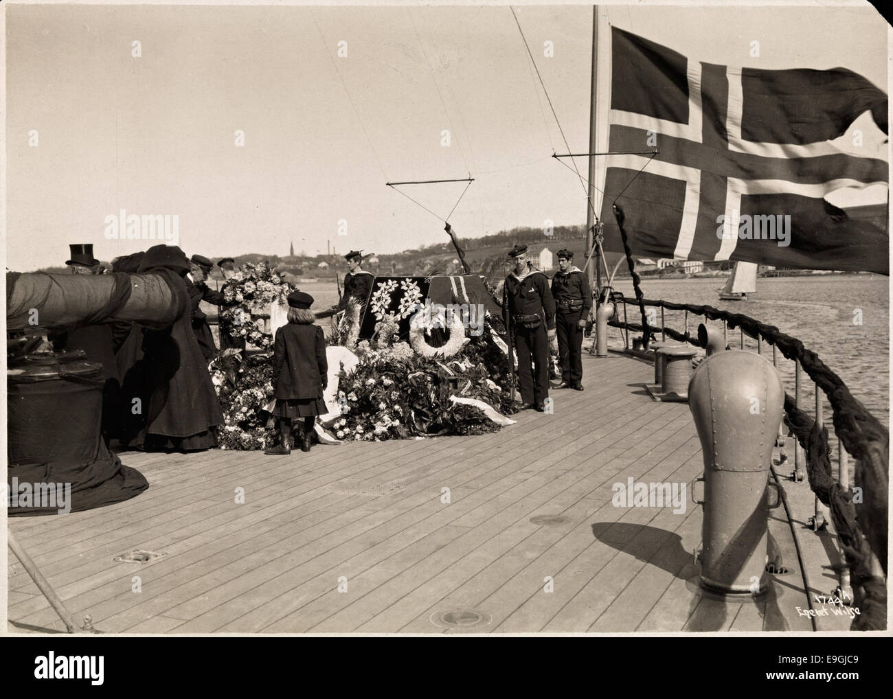 Ein Foto, das den Transport von Bjørnstjerne Bjørnson Sarg an Bord des Panzerschiffs Norge von Kopenhagen nach Kristiania (heute Oslo) zu seiner Beerdigung zeigt. Das Bild fängt die Festlichkeit des Augenblicks und die historische Bedeutung des Ereignisses ein. Stockfoto