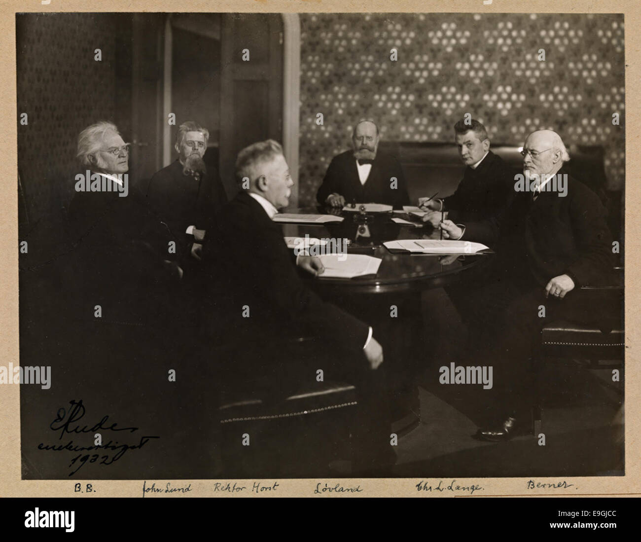 Dieses Foto zeigt das erste Treffen von Bjørnstjerne Bjørnson mit Mitgliedern des norwegischen Nobelkomitees im Jahr 1897. Es umfasst prominente Persönlichkeiten wie Carl Berner, Christian lange und andere, was einen historischen Moment für den Nobelpreis darstellt. Stockfoto