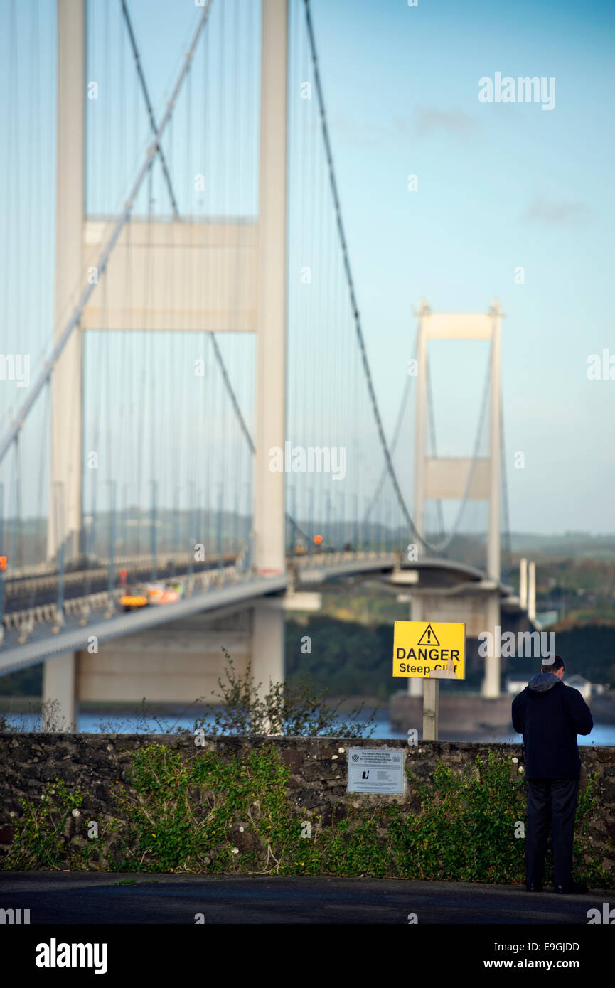 Ein Mann anzeigen die erste Severn-Brücke (eröffnet 1966) von der nördlichen Seite der Bank bei Aust UK Englisch (Ost) Stockfoto