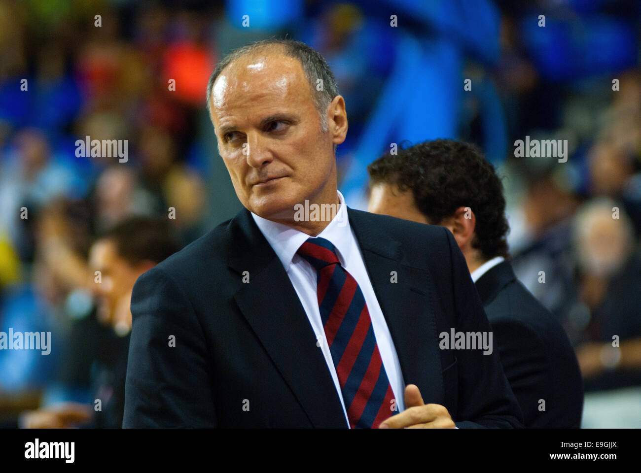BARCELONA - 15.Juni: Dusko Ivanovic gibt Anweisungen an seine Spieler auf das Spiel gegen FC Barcelona Basketball-Team. Stockfoto