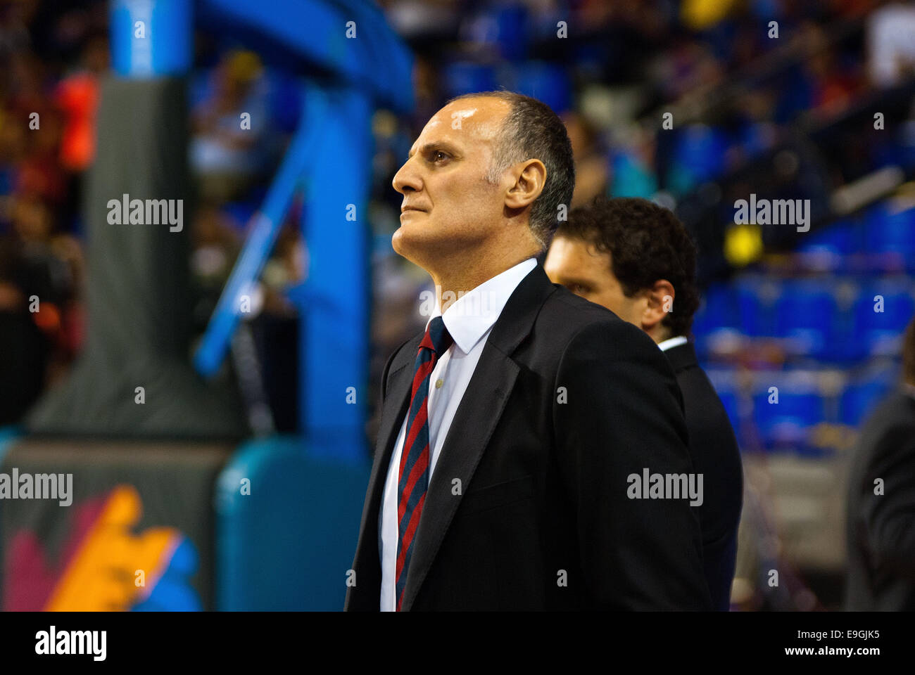 BARCELONA - 15.Juni: Dusko Ivanovic gibt Anweisungen an seine Spieler auf das Spiel gegen FC Barcelona Basketball-Team. Stockfoto