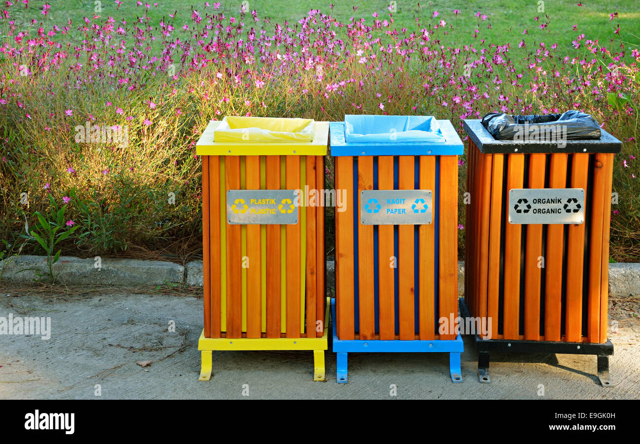 Mülltonnen für verschiedene Arten von Objekten Stockfoto