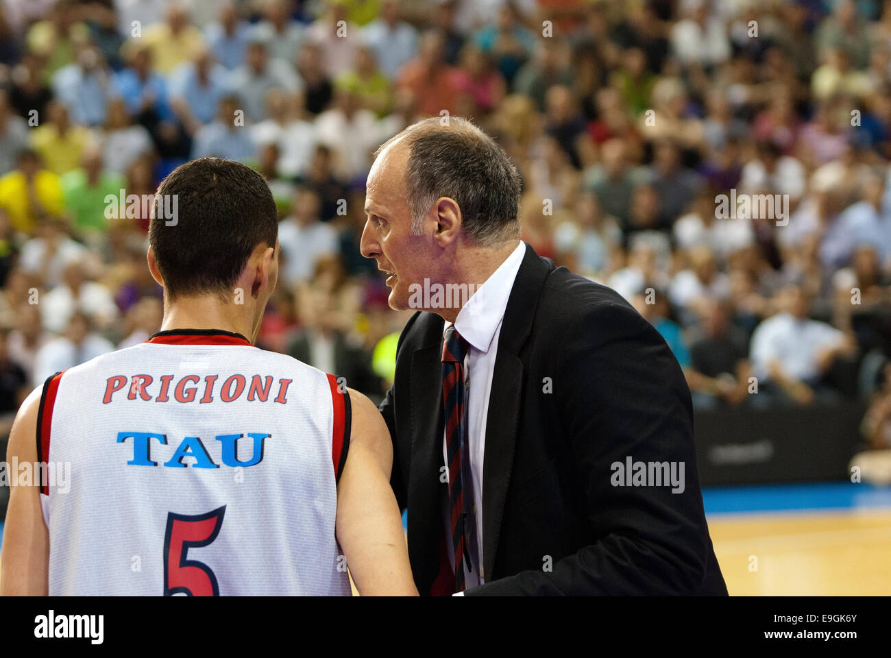 BARCELONA - 15.Juni: Dusko Ivanovic gibt Anweisungen an seine Spieler auf das Spiel gegen FC Barcelona Basketball-Team. Stockfoto