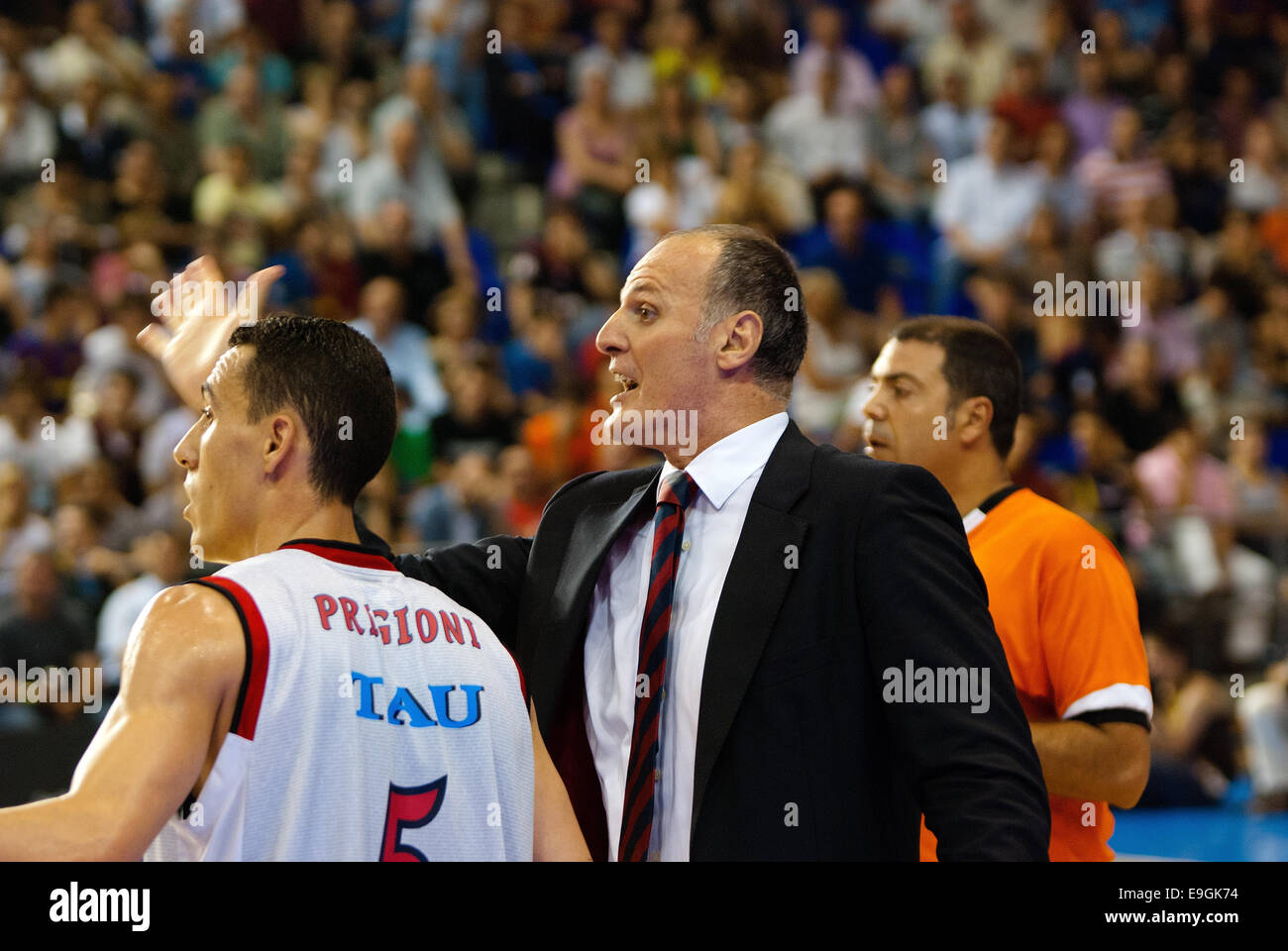 BARCELONA - 15.Juni: Dusko Ivanovic gibt Anweisungen an seine Spieler auf das Spiel gegen FC Barcelona Basketball-Team. Stockfoto