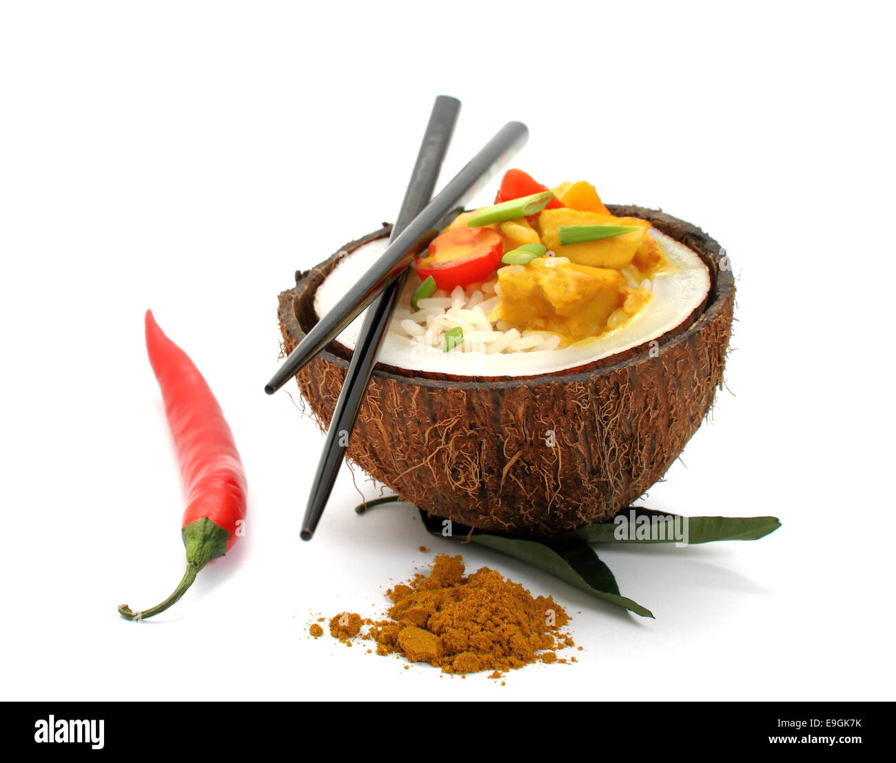 Kokosnuss, Reis und Curry Huhn auf weißem Hintergrund, Nahaufnahme Stockfoto