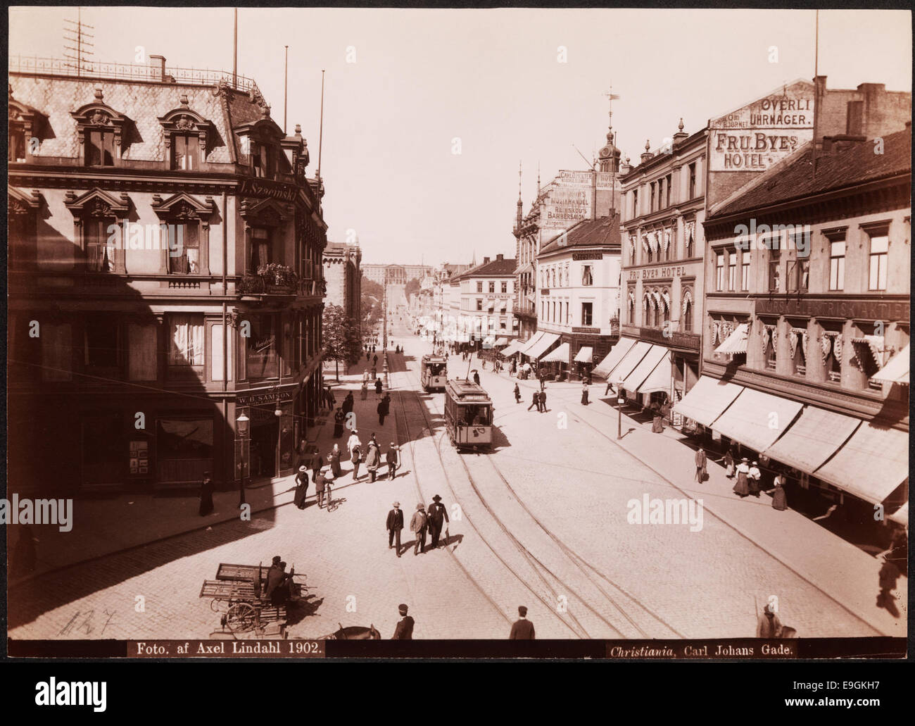 Ein historischer Blick auf Christiania (heute Oslo) mit Carl Johans Gade und dem FRU BYES Hotel. Das Bild zeigt die Straßenbahnen und Hotels der damaligen Zeit. Stockfoto