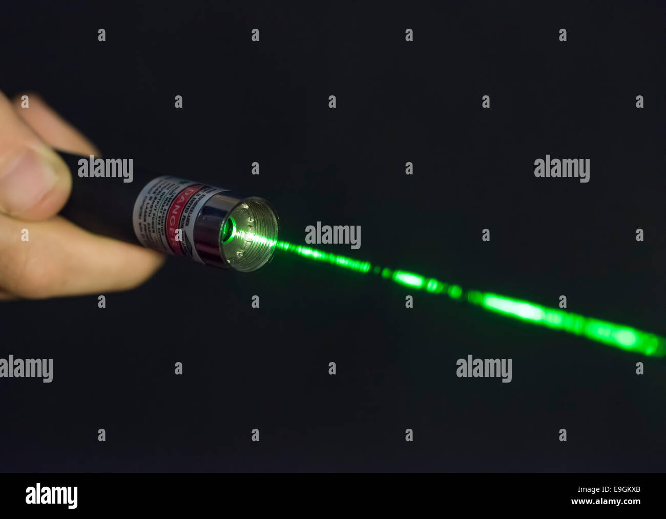 Leuchtend grüne Laserstrahl aus ein Hand-Laser-Zeiger-Gerät Stockfoto