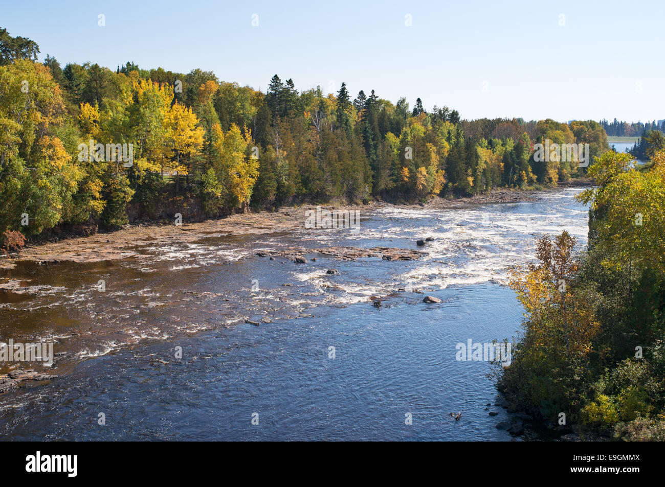 Aktuelle Flusstal stromaufwärts des Boulevard-Sees, Thunder Bay, Ontario, Kanada Stockfoto