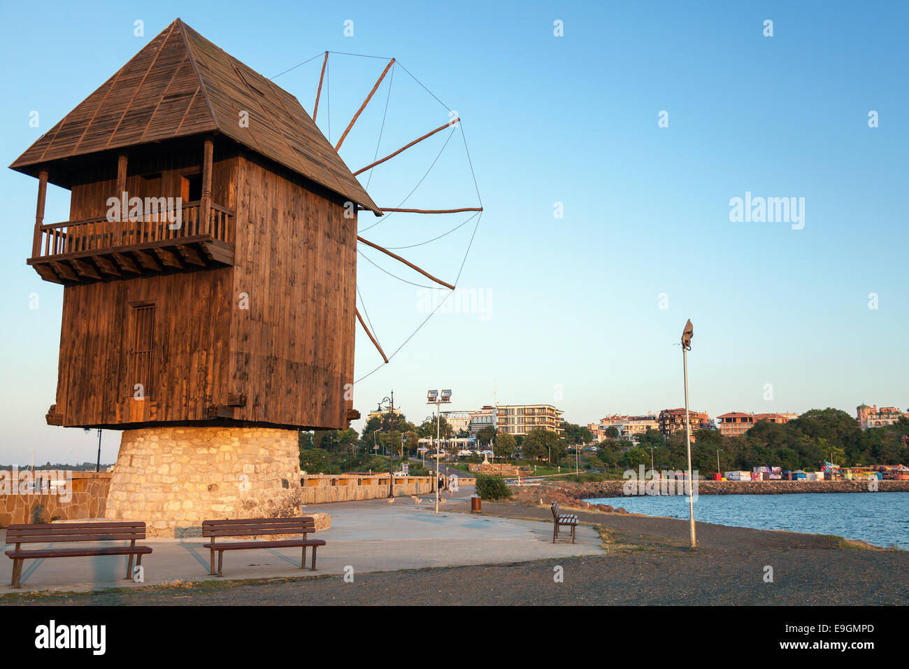 Alte hölzerne Windmühle an der Küste, die beliebtesten Wahrzeichen der Altstadt von Nessebar, Bulgarien Stockfoto