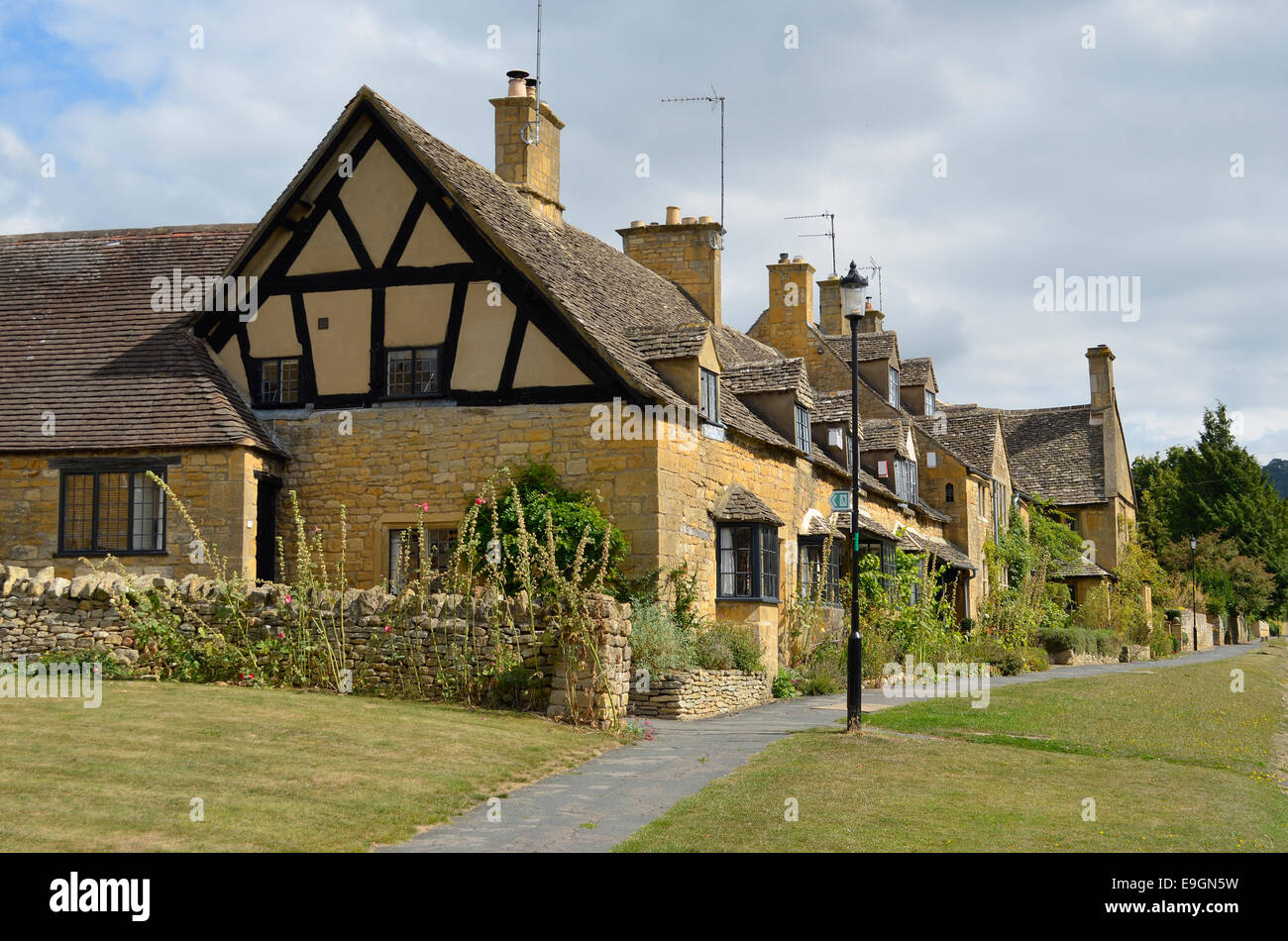 Die Shakespeare Cottages, traditionelle Fachwerkhäuser gebaut aus honigfarbenen Stein in der Stadt von Broadway, UK. Stockfoto