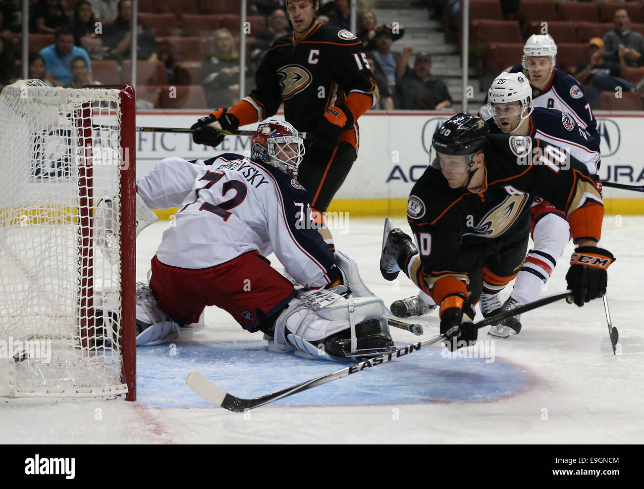 24. Oktober 2014: Columbus Blue Jackets und Anaheim Ducks, Honda Center in Anaheim, CA Corey Perry #10 geht vollständig horizontal wie er ein Tauchen Ziel macht vorbei an Torhüter Sergei Bobrovsky #72 für eine erste Periode Tor. Stockfoto