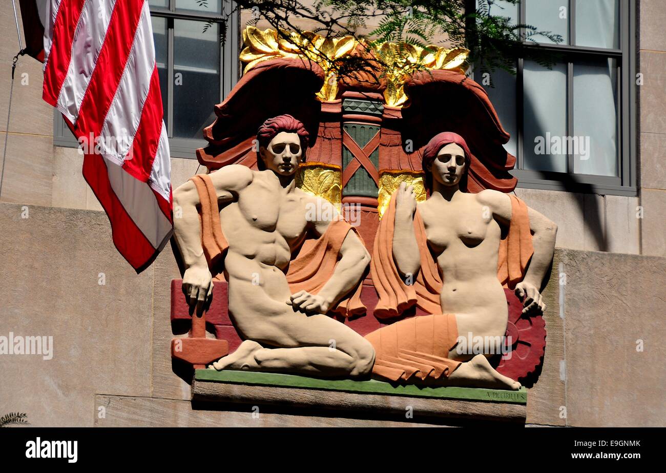 NYC: Art-Deco-Fries über eine Tür im Rockefeller Center auf der Fifth Avenue * Stockfoto