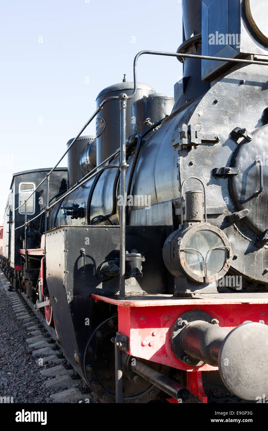 Frontaler Ansicht einer alten Dampflokomotive vor dem Hintergrund der klaren blauen Himmels Stockfoto