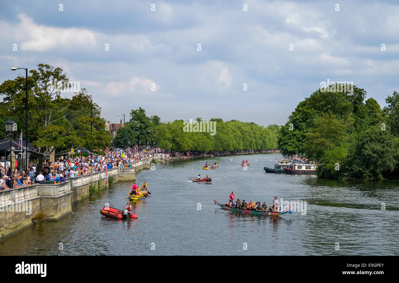 Drachenbootrennen auf dem Bedford River Festival. Stockfoto
