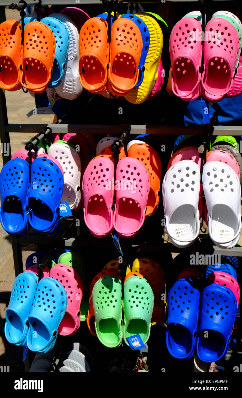 Croc Schuhe Display Store Rack Europa Stockfoto