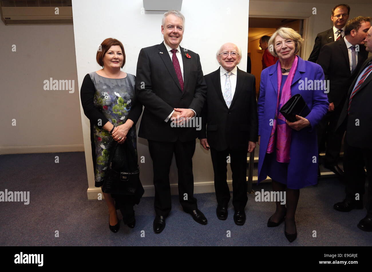 Swansea, Großbritannien. Montag, 27. Oktober 2014 im Bild: Erster Minister für Wales Carwyn Jones (2 L) und Irland Präsident Michael D Higgins (3 L).  Re: Dylathon Ereignis zu feiern Dylan Thomas Geburtstag Jubiläum, auf das Grand Theatre, Swansea, Südwales. Bildnachweis: D Legakis/Alamy Live-Nachrichten Stockfoto