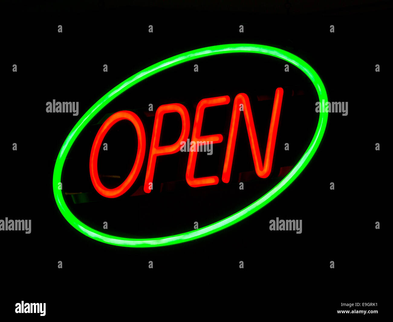 Leuchtende Neon Schild "geöffnet" außen in der Nacht auf ein Schaufenster beleuchtet zu werben, dass die Verkaufsstelle dient. Stockfoto