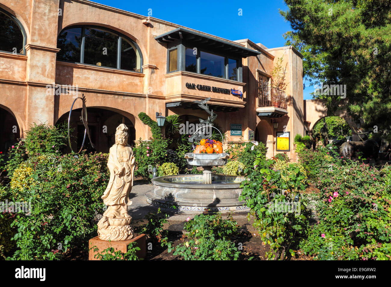 Blick auf Skulpturen und Oak Creek Brauerei in Tlaquepaque in Sedona Stockfoto