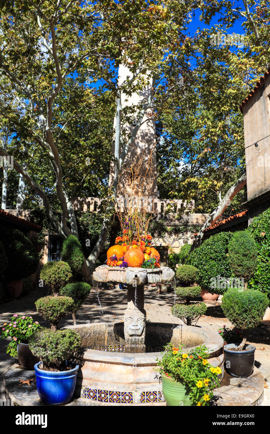 Herbst Dekoration in Brunnen am Tlaquepaque in Sedona Stockfoto