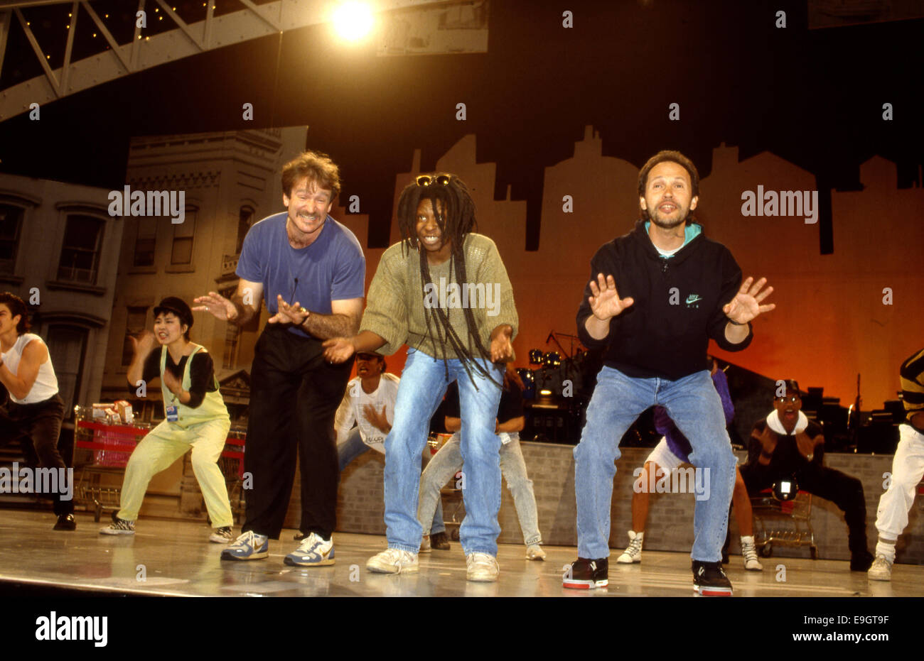 Robin Williams, Whoopi Goldberg und Billy Crystal Proben für Comic Relief ca. 1988 Stockfoto