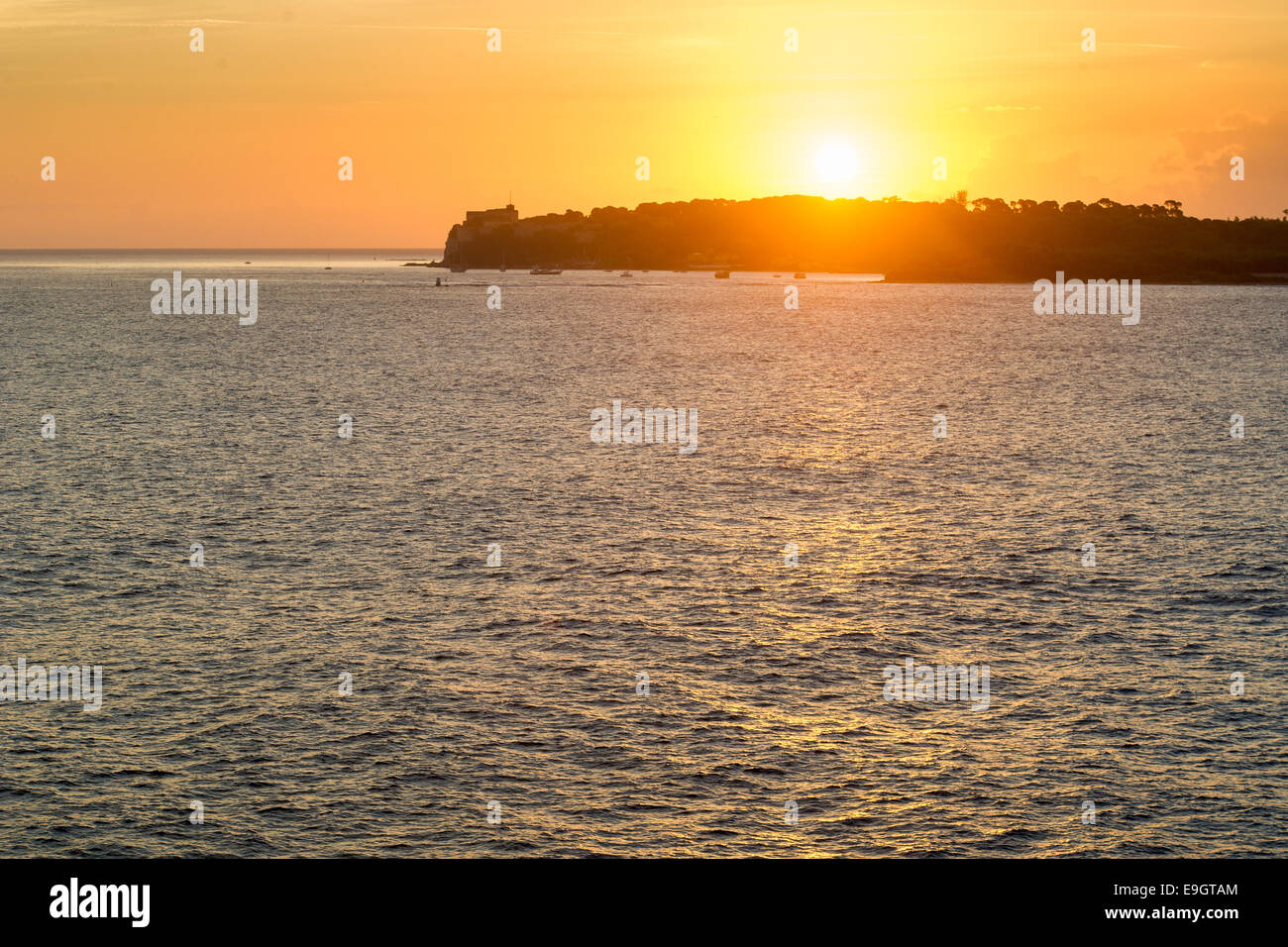 Sonnenaufgang über dem Mittelmeer in Cannes, Frankreich Stockfoto