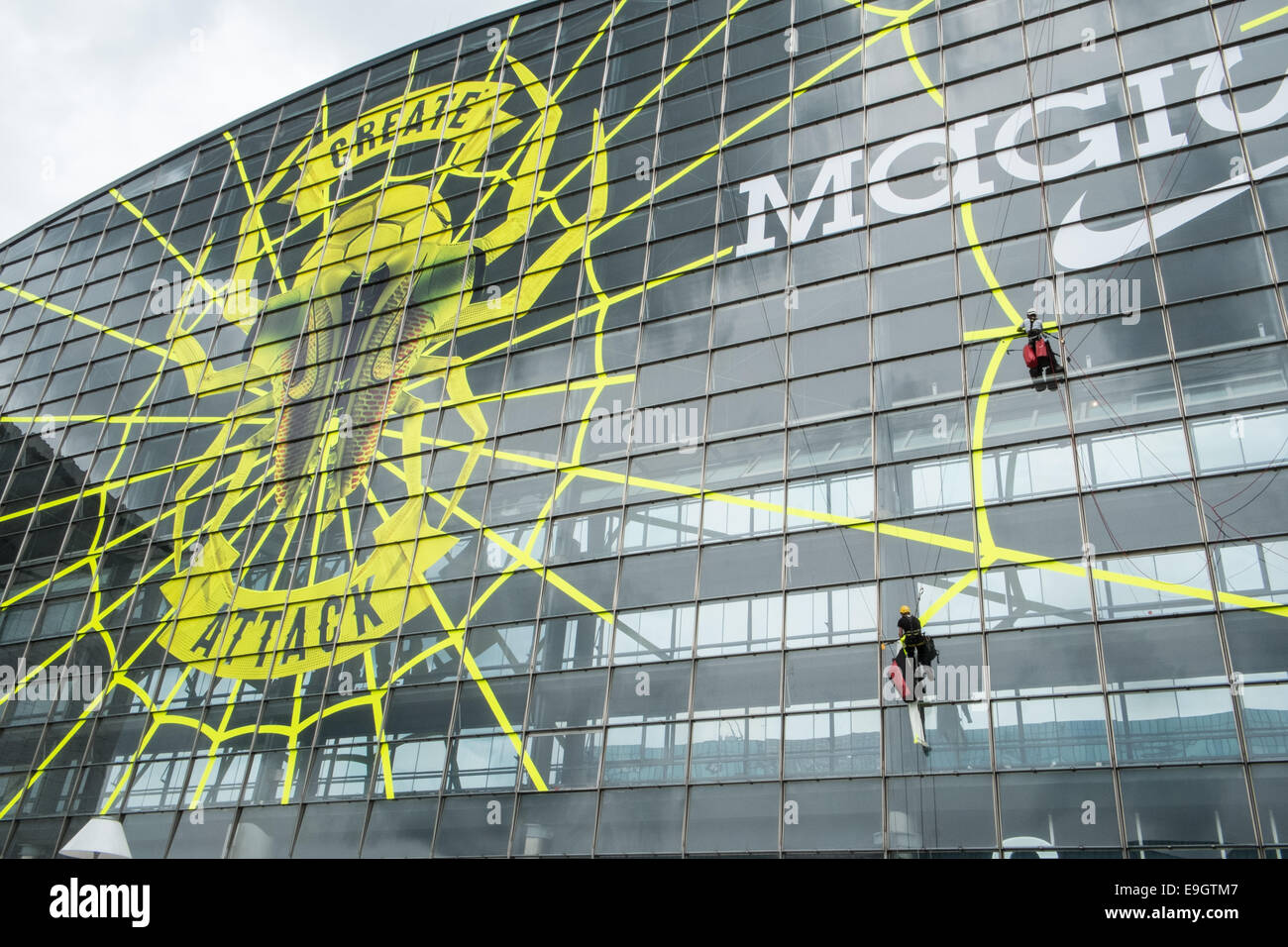 Große Nike Werbung für Magista Fußball Stiefel mit einem Spinnen-Netz  entstehen durch Abseilen Arbeiter auf der Glasfassade Stockfotografie -  Alamy