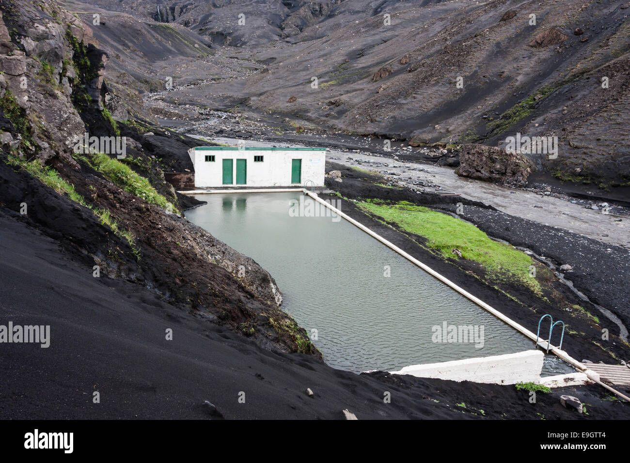 Seljalandslaug Schwimmbad in Island nach dem Eyjafjallajökull-Ausbruch Stockfoto